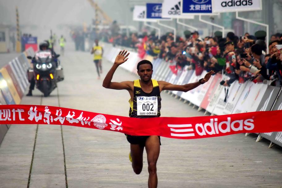 L’arrivo vittorioso dell’etiope Girmay Birhanu Gebru, con il tempo di 2h10’42” (Afp)